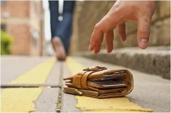 8 Simple Ways to Prevent Identity Theft - women lost wallet