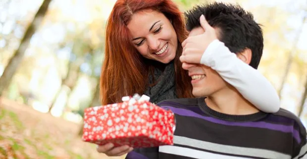 The Feminist Guide To Keeping Chivalry Alive wooing-a-man