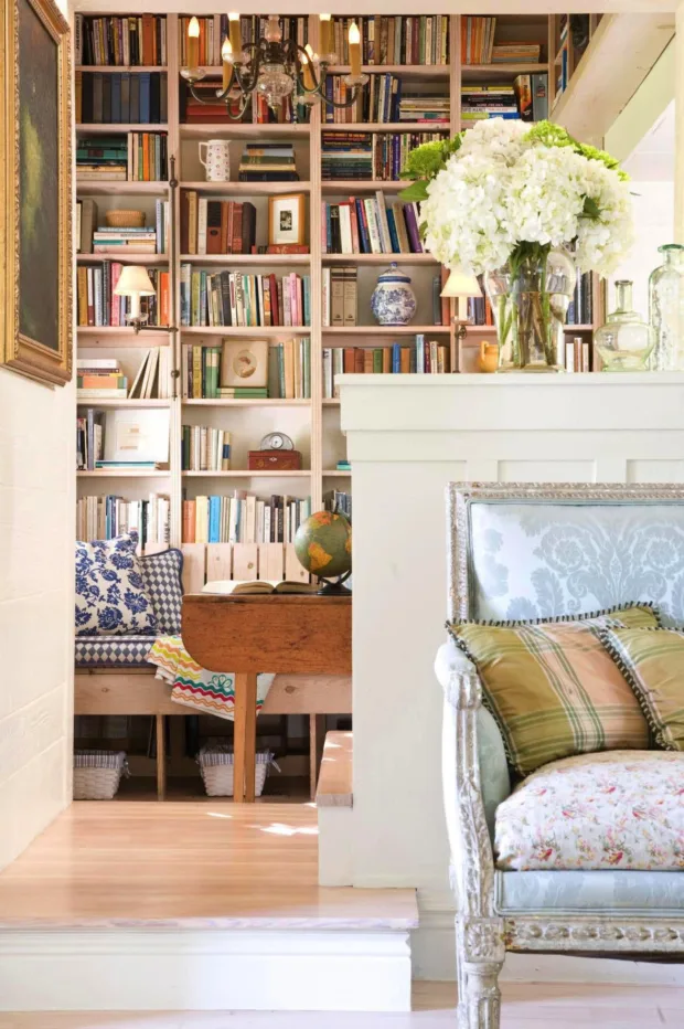 Mill Valley: A Charming Retreat A reading nook in Mill Valley Cottage