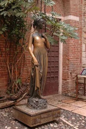 A Day-Long Walking Tour of Verona, Italy - Juliet statue