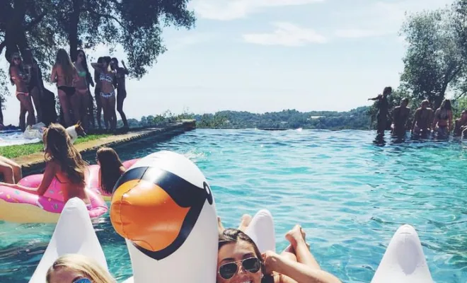 How to Live on Permanent Vacation + other Weekly Discoveries