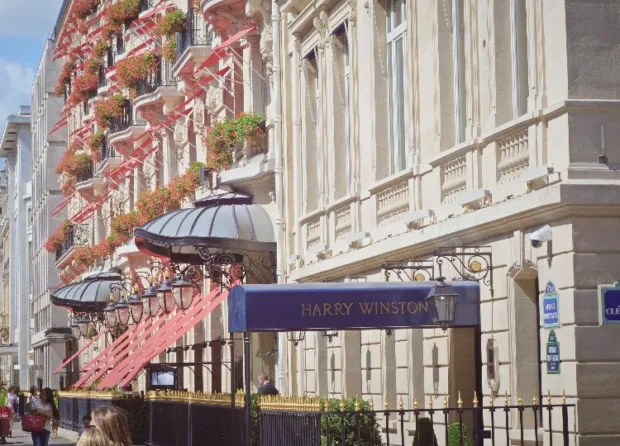 Doing the 8th in Paris Like a (Glam) Parisian Avenue Montaigne offers the best high-end shopping experience in Paris.