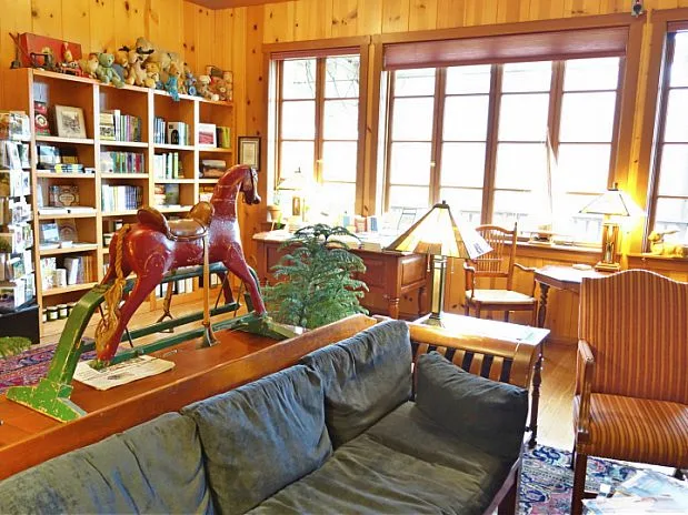 The lobby /library at The Stanford Inn