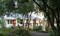 10 Destination Hotels and B&Bs for Animal Lovers - 8 Pepper Tree Retreat