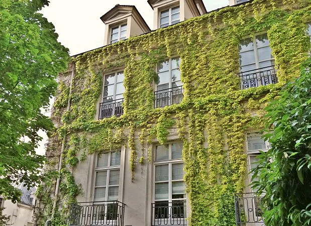 A Guide to Le Marais, Paris The exterior of my ultra-charming boutique hotel
