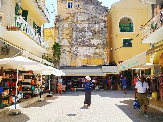 Me, in the middle of Corfu's shopping maze...