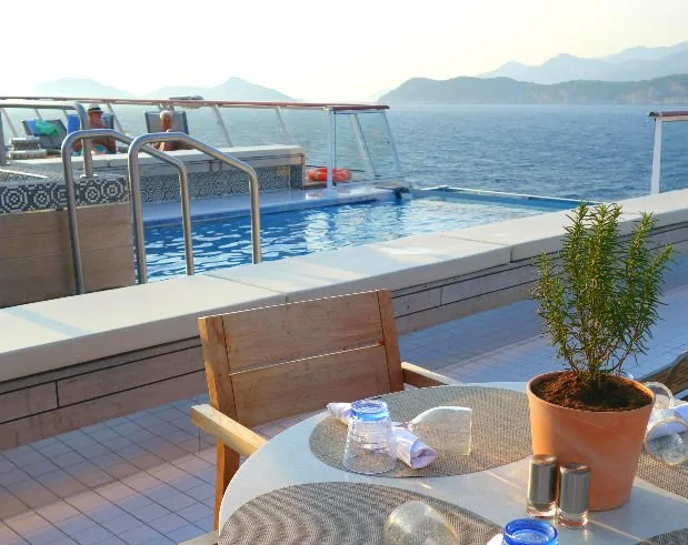Al fresco dining next to the hot tub and infinity pool